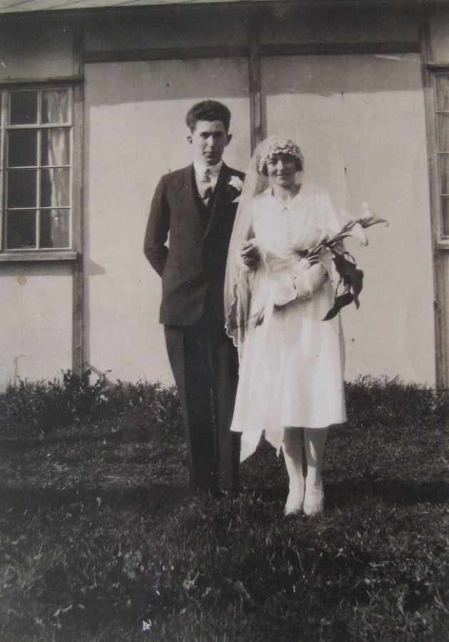 19300400 Edie Rowe married Lance Younger April 1930 pic outside Bulmer Village Hall